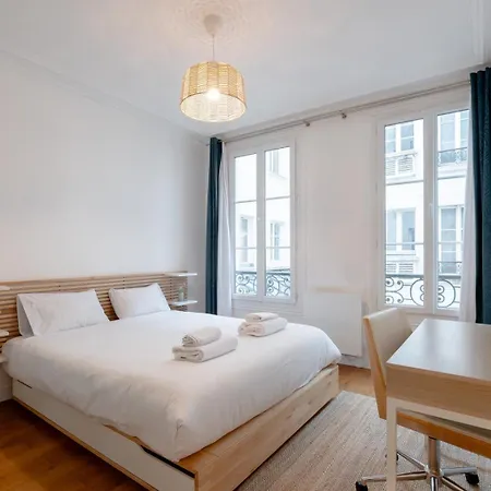 Sophisticated 2br - Steps To Station Apartment