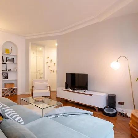 Sophisticated 2br - Steps To Station Apartment