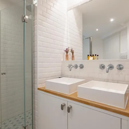 Sophisticated 2br - Steps To Station Apartment