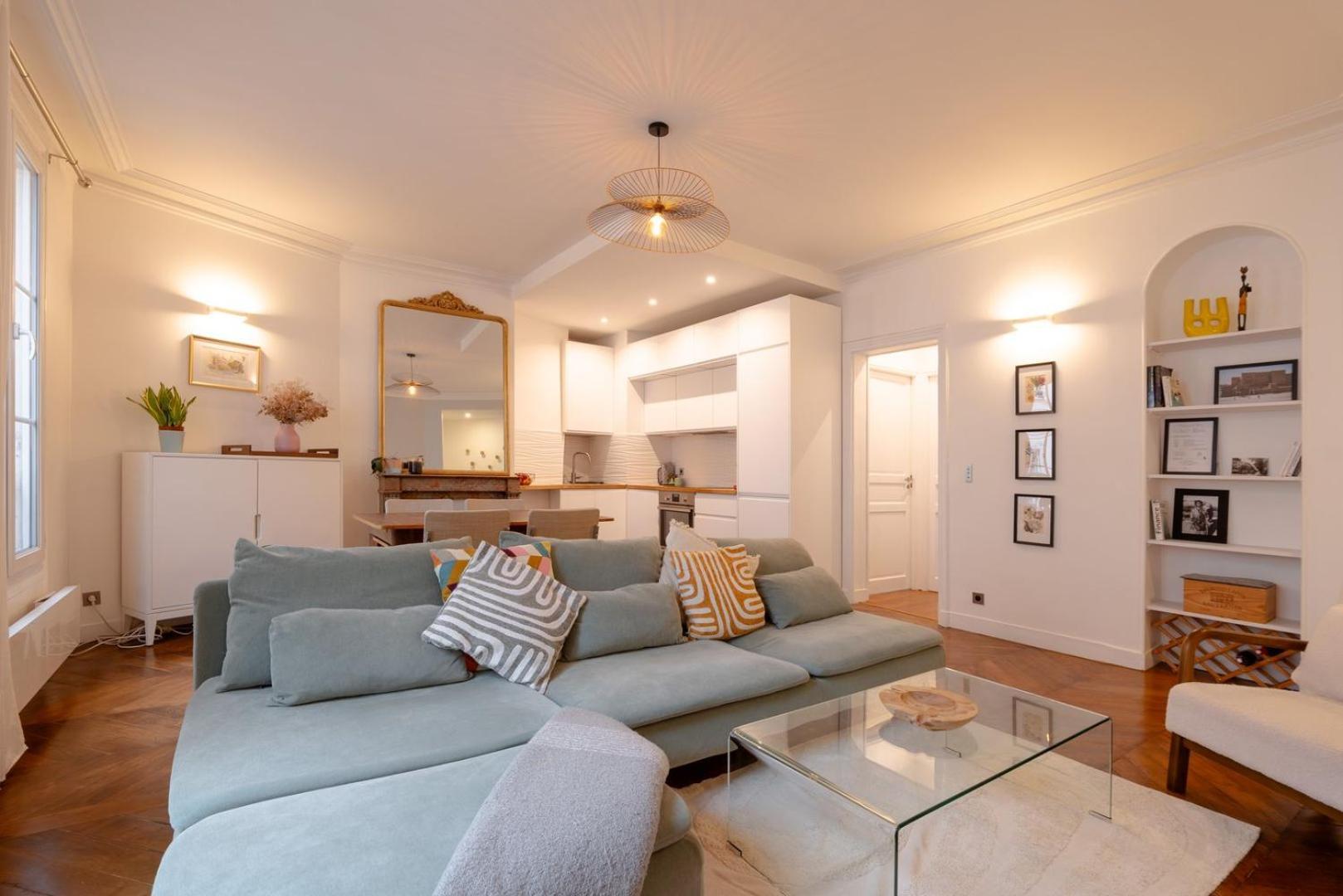 Sophisticated 2br - Steps To Station Apartment *