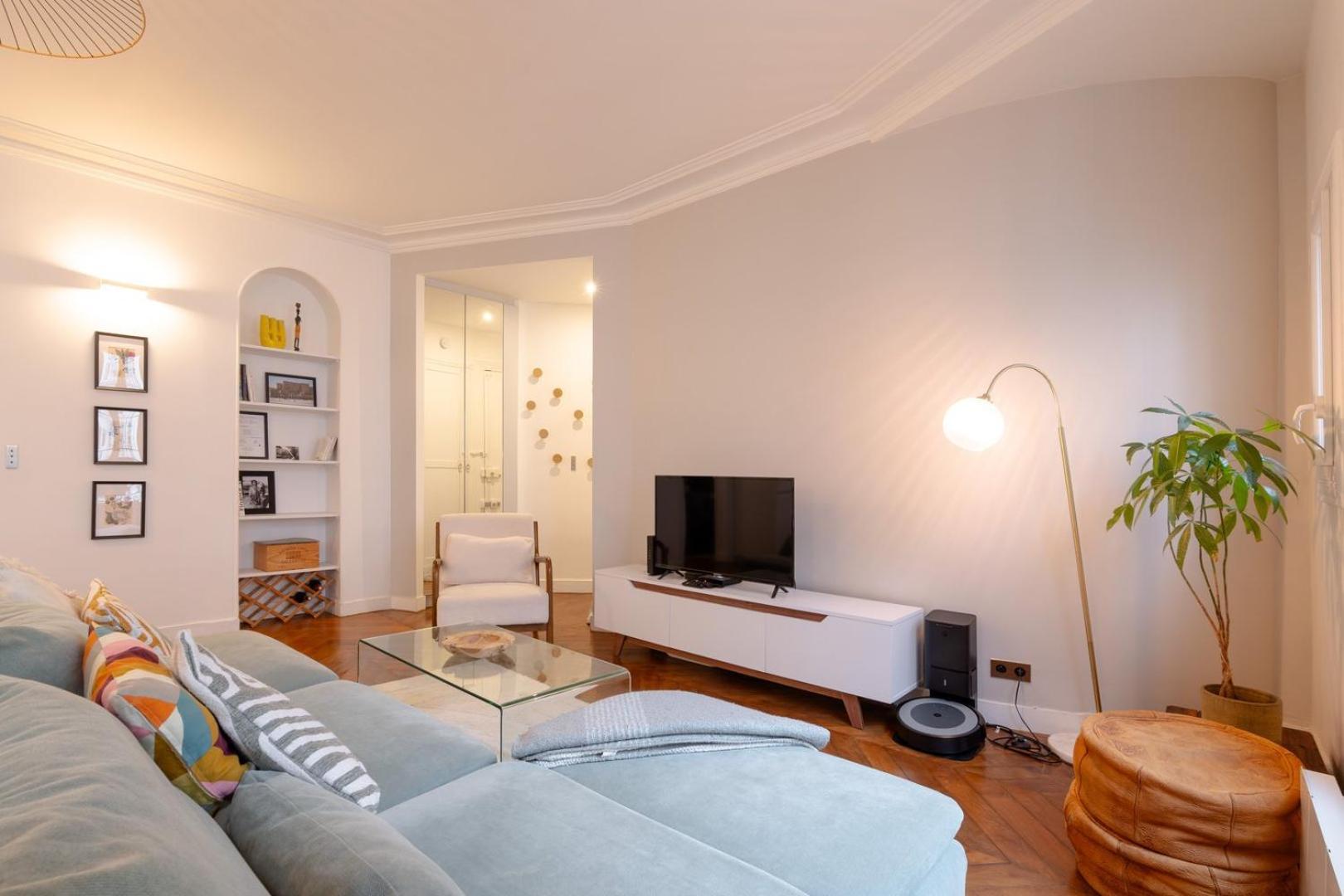 Sophisticated 2br - Steps To Station Apartment