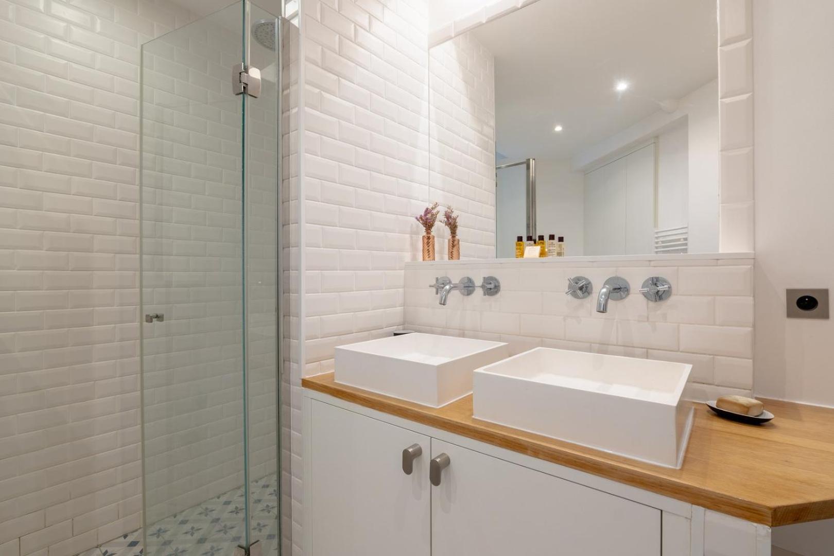 Sophisticated 2br - Steps To Station Apartment